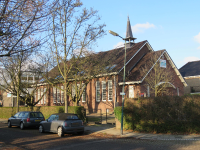 838769 Gezicht op de voormalige gereformeerde kerk (Woerdlaan 14) te De Meern, links de Kerkstraat. In het pand is ...